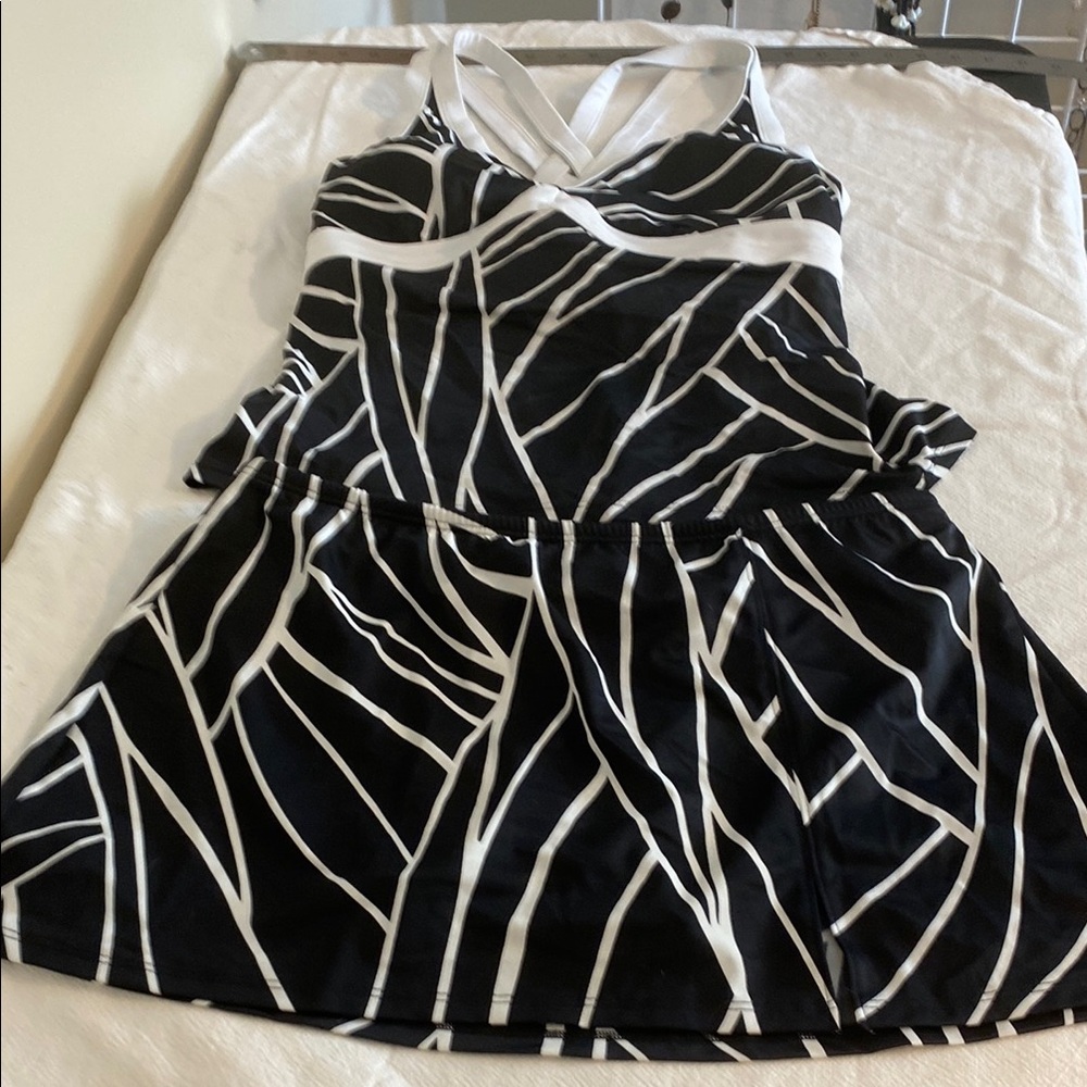 Black and White Lands End skirted tankini set. 12 EUC